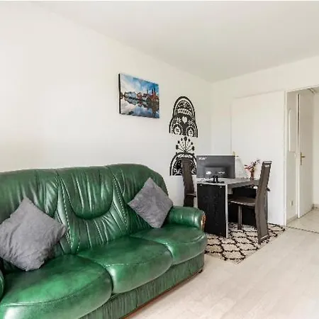 Apartment Cheap, Beautiful Studio With An Office, Balcony & Free Parking