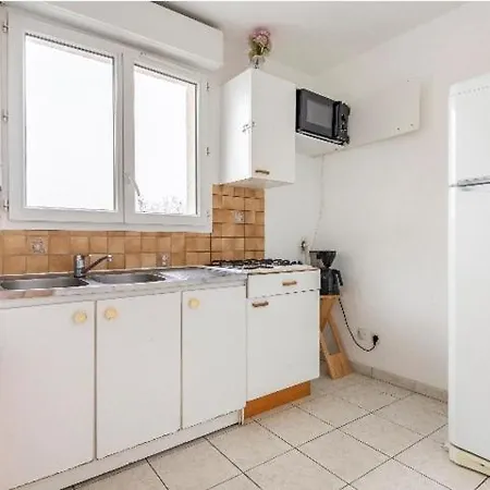Apartment Cheap, Beautiful Studio With An Office, Balcony & Free Parking *