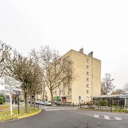 Apartment Cheap, Beautiful Studio With An Office, Balcony & Free Parking Courcouronnes