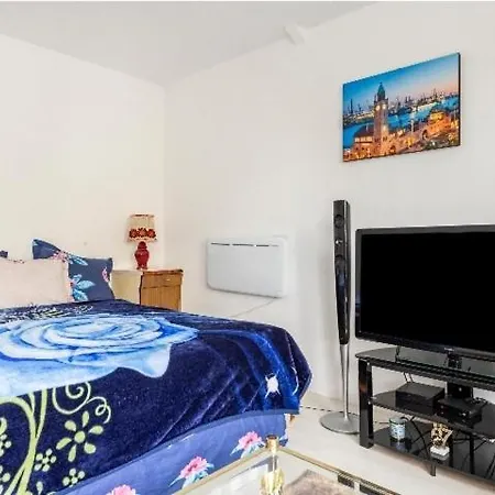 Cheap, Beautiful Studio With An Office, Balcony & Free Parking Apartment