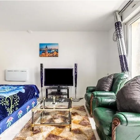 Cheap, Beautiful Studio With An Office, Balcony & Free Parking * Courcouronnes