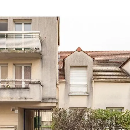 Cheap, Beautiful Studio With An Office, Balcony & Free Parking Apartment